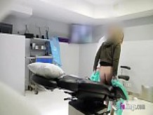 Doctor follar a su paciente mientras el marido está afuera