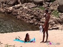 El tipo negro levantado masivo recogiendo en la playa nudista. Tan fácil, cuando estás armado con un trab ajo.