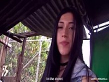 CARNE DEL MERCADO - Colombiana morena Lola Puentes recogida y follada en cuchara