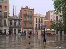 Pequeña esclava española deshonrada en la lluvia.