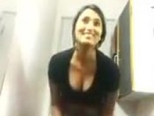 Coquetea con sus tetas