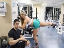 Filmando a una rubia en el gimnasio