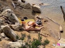 Recogiendo tipos desnudos: ¡Diversión desnuda junto al lago con Jade!