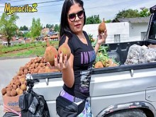 MAMACITAZ - Adolescente latina salta sobre una polla en su primera sesión porno - Vick Valencia