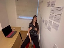 Mi estudiante de la facultad de medicina me engaña y terminamos desnudas en mi oficina