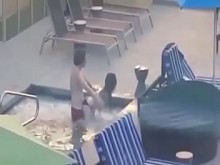 Pareja pillada follando en la piscina de su casa