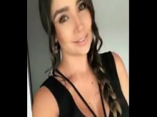 Paola Jara masturbandose en el carro