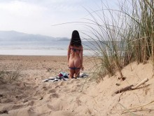 Filmé a una mamá con curvas cambiándose de ropa en la playa.