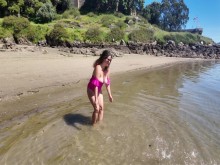 Las tetas de milf de repente se cayeron de su traje de baño en la playa