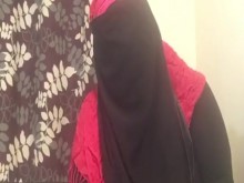 Mujer solitaria Niqabi Hijabi chupando consolador y sacudiendo el culo