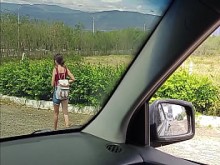 ENCUENTRO A UNA FLACA SEXY autoestopista CAMINANDO POR LA CARRETERA Y LA FOLLO A CAMBIO DE UN AVANZAMIENTO