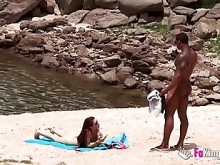 El enorme negro con tres pollas ligando en la playa nudista. Es muy fácil, cuando estás armado con semejante trabuco.