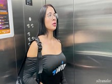 Silvana Lee es una sexy Milf colombiana que seduce al hijo de su amiga con una gran polla