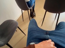 Me bajo el pantalón y sorprendo a la  pelirroja que va vestida en vaqueros que me ayuda a hacerme una paja en la sala de espera del dentista