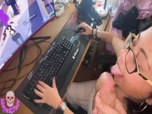 Chica gamer tetona lo chupa como un follada jugando fortnite