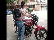 ESTABA ENSEÑANDO A MI VECINA DEK BARRIO ANDAR MOTO, PERO LA CACHONDA SE ME SENTO EN MIS PIERNAS Y ME EXCITO QUE RICO