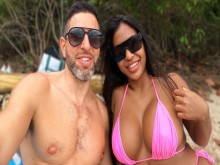 Bomba Tailandesa de GRANDES TETAS es Pillada en la Playa