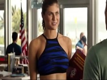 Alexandra Daddario pechos Hot