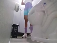 CHica de gimnasio de graba meando en baño publico para enviarme video