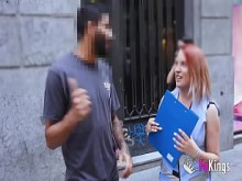 ¡La encuesta sexy de Fakings! La nena española sucia se burla y prueba a los chicos en Madrid