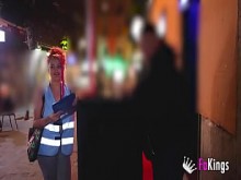 Sexy Poll Poll con grandes tetas !! Rebecca Adams encontrará y folla a los chicos en la calle