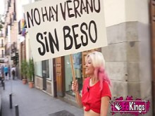 ¡Sandra V besa a hombres y mujeres en la calle buscando su mejor semental!