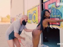 Latinas sexys recogidas para una increíble escena completa de sexo al aire libre