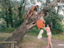 Adolescentes latinos holgueros golpeados profundamente en lugares públicos escena completa