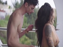 Cuartel en el balcón con mi amigo y dos amigos con enormes pollas