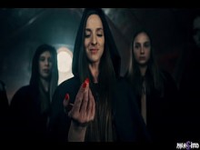 El ritual de culto se convierte en orgía lésbica con sacrificio