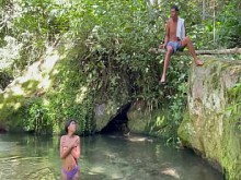 me follo a chica latina desconocida mientras toma un rico baño en el lago
