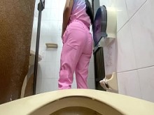 Camara atrapa a enfermera meando en baño del hospitalbig ass