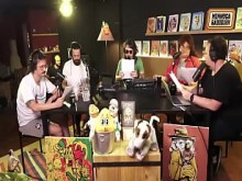 ¡Chubby in Black invita al grupo de amigos a poner el gusano adentro, y puede manejar 2 horas! Muy cachondo en lo que hacen.