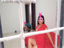 Esposa infiel !! Ella recibe al vecino en casa y tienen una gran aventura sexual.