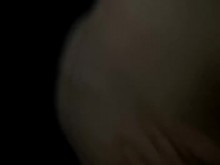 Mi prima llega de viaje cansada y le abro todo el culo