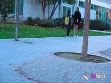 Lara Croft se pone salvaje en la calle. ¿Eres Juanjo y Quest? Quiero follar hoy