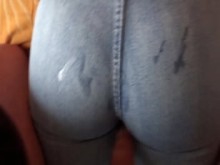 El hijastro se masturba con mi trasero, él lo pega en mi trasero y obtengo una gran corrida