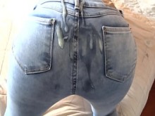 Encontré a mi hijastro sacudiéndome en mis bragas y por primera vez le permito correrme en mi trasero en jeans