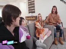 Swap - Los amigos cachondos deciden intercambiar sus lindas hermanastras y golpearlas para calentarse en el frío