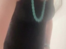 Daniela Monroe TV, transexual español, posando con un vestido negro, coronado en el pasillo, anal