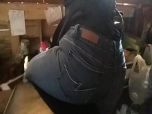 Frotándome rico en la silla del trabajo