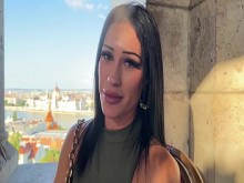 El turista morena con una cara de ángel chupa mi polla en el parque