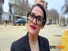 Adela Myers es la maestra caliente, la joven Marcos Sola será su primera víctima