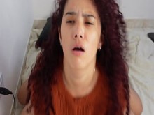 Estoy muy cachondo, me sigue a una mujer madura que realiza sexo casero