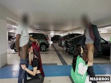 ¡Dos grandes compañeros de cuarto latina follados por dos negros en un estacionamiento público!
