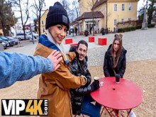 VIP4K. Follé a una chica bonita en un trío después de tomar el café de la mañana