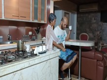 La madrastra de milf folla su hijastro cuando están en casa con papá- porno en español