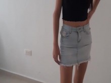 Puse mi exuberante juguete en mi coño y mi novio toma el control de mi exuberante hasta que me hace correrme