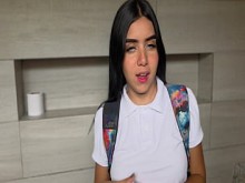 Profesor y su estudiante entran al baño del colegio a coger