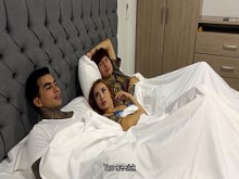 Me follo a la novia de mi hermanastro y la lleno de semen.